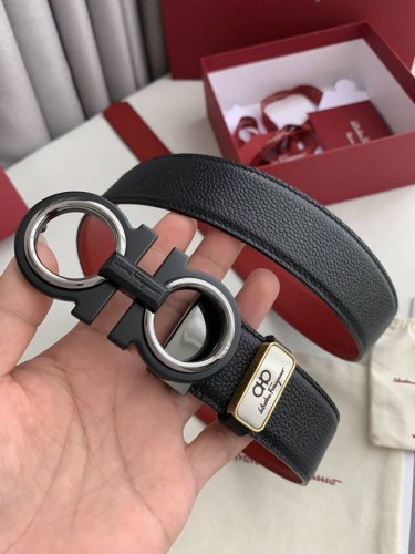 品名：菲拉格慕.Ferrgamo原单 型号：挂扣，原版经典双色挂扣，雅黑枪，实物拍摄，头层牛皮 材料：百分百头层牛皮，保证真皮。双面可用专柜同等质量，原版经典篮