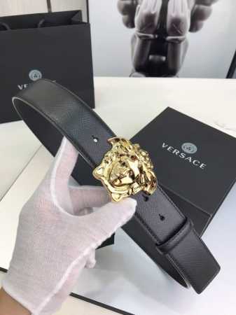 范思哲皮革腰带，以经典 Versace 美杜莎头像装饰，增添造型魅力。完美时尚必备单品。4.0Cm宽 - 点击图像关闭