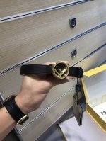 配送专柜包装 打孔针 特 宽20 Mm，原单进口双面头层牛皮，搭配原单钌钯电镀F钻扣，手感.油边近乎完美，原产掌纹皮料定制，双面可用，质感无可挑剔，出众的细节，