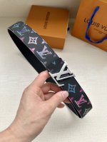 Lv Light 双面腰带加入当季 Monogram Spotlight 主题，为牛皮革表面的 Monogram 图案赋予眩目虹彩效果，与 Lv 字母搭扣相得益