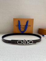 2.0宽 Lv Trio 双面腰带拼合细腻牛皮革和 Monogram 帆布，为中央金属搭扣聚焦 Lv Circle 标识 Monogram 花卉，雅致设计实现更