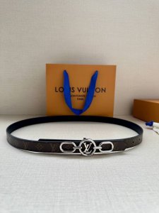 2.0宽 Lv Trio 双面腰带拼合细腻牛皮革和 Monogram 帆布，为中央金属搭扣聚焦 Lv Circle 标识 Monogram 花卉，雅致设计实现更