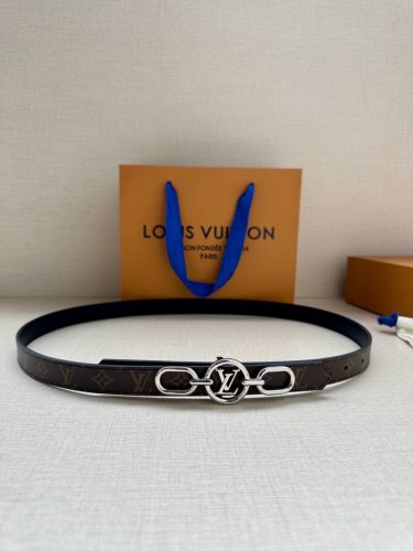 2.0宽 Lv Trio 双面腰带拼合细腻牛皮革和 Monogram 帆布，为中央金属搭扣聚焦 Lv Circle 标识 Monogram 花卉，雅致设计实现更