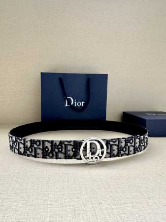 Dior 宽度3.5Cm 这款金色饰面黄铜腰带扣是春季系列新品，致敬经典的 Oblique 图案。可与各式 35 毫米腰带搭配，彰显优雅气质与视觉风格。 - 点击图像关闭