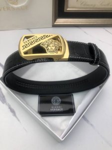 范思哲：原单头层牛皮鳄鱼纹面，内衬头层小牛皮底，搭配原单自动扣，可裁剪的自动带，此款腰带面双采用意大利原定厂制进口牛皮带身 ，对专版柜足宽3.5