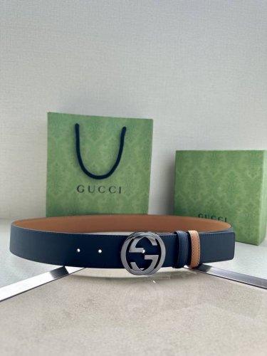 宽度4.0Cm Gucci系列，品牌标志性的双G原单钢扣标识经重新诠释后，以光彩夺目的金色调呈现在这款手掌纹腰带上。