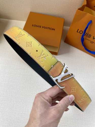 特 4.0宽:Pyramide Trunk L’Il 双面腰带以品牌经典元素烘托醒目数字印花，纪念 Virgil Abloh 的第七场路易威登时装秀。Lv Py