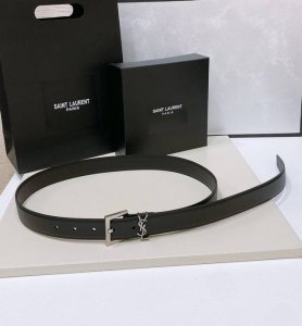 特 Salnt.Laurent.Paris. Le Cassandre树皮纹皮革腰带 腰带搭配可调节加长方扣和Le Cassandre环扣。镌刻圣罗兰 Pari
