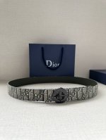宽度3.5Cm 这款不锈钢金属腰带扣来自 Dior And Stone Island 限定系列，突显联名系列标志，Stone Island 的经典星星与 Dio
