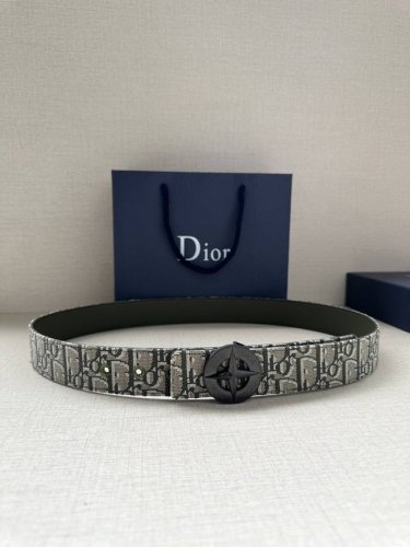 宽度3.5Cm 这款不锈钢金属腰带扣来自 Dior And Stone Island 限定系列，突显联名系列标志，Stone Island 的经典星星与 Dio