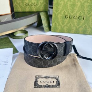 原版包裝 G U C C I 寬度40毫米 男士腰帶 這款時尚腰帶以雙面頭層小牛皮革匠心呈現，經典防水面料內襯樹稿磨砂牛皮設計 配以由精鋼金屬打造的Gucci銘