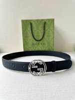 宽度4.0Cm Gucci典藏设计中的标志性元素于早秋系列焕发新意。这款腰带选用黑色超级双G牛皮打造，互扣式双G不锈钢五金 调配件更添个性魅力。