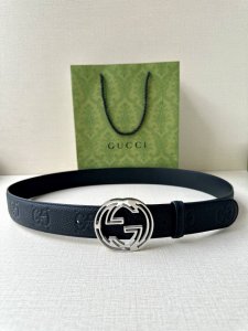 宽度4.0Cm Gucci典藏设计中的标志性元素于早秋系列焕发新意。这款腰带选用黑色超级双G牛皮打造，互扣式双G不锈钢五金 调配件更添个性魅力。