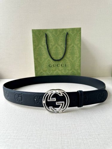 宽度4.0Cm Gucci典藏设计中的标志性元素于早秋系列焕发新意。这款腰带选用黑色超级双G牛皮打造，互扣式双G不锈钢五金 调配件更添个性魅力。