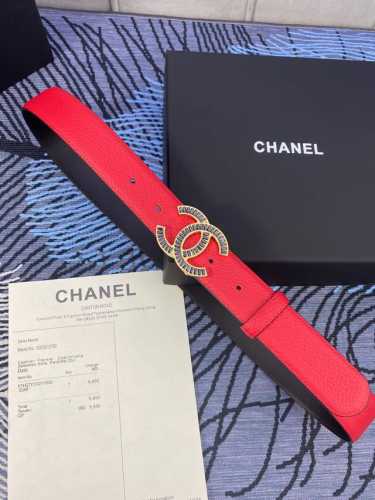 宽度3.0Cm Chanel 香奈儿 此腰带柔软的进口小牛皮金 银色方钻金属钢扣。