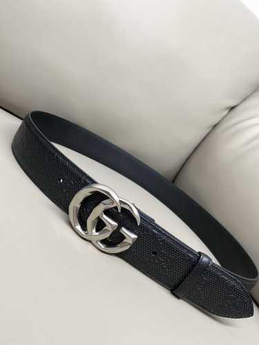 Gucci 古琦 4.0寬marmont系列印花压纹皮革腰带 Guccio Gucci字母交织图案巧妙融入纹理和材质变化，以印花压纹形式点缀在这款腰带的黑色皮革