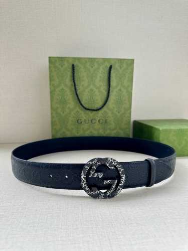 带宽3.8Cm Gucci 互扣式双g原单纹理钢扣腰带，采用热压印技术的gucci Signature皮革精制而成，触感厚实，印花图案清晰分明。
