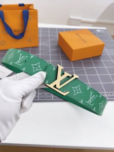 特 寬：40Mm 驢家新品 雙面均可使用 一面為柔軟的十字紋小牛皮 另一面配以色彩繽紛的帆布製作 全新字母搭扣設計與腰帶搭配相呼應 成為獨特的亮眼之作！
