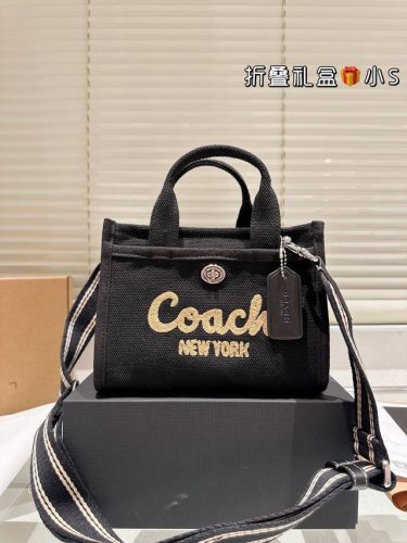 复刻版 原版布 Coach 蔻驰 Cargo Tote 单宁牛仔托特包 千呼万唤的牛仔系列终于来噜～ 对牛仔真的毫无抵抗力 自己搭配小挂件会更Q 尺寸:20.1