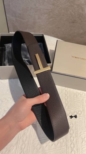 Tomford汤姆福特男士T字搭扣双面腰带，不一样的精致生活，不随大流拥有自己的时尚审美，一道独特的亮丽风景，彰显自我。4.0Cm