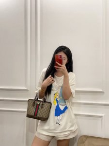 礼盒包装 酷奇托特 Gucci 经典的老花加双G字母 Gucci酷奇Ophidia托特包购物袋 休闲时尚 酷飒十足 红绿条纹融合与一身 浅棕色帆布复古感特别浓郁