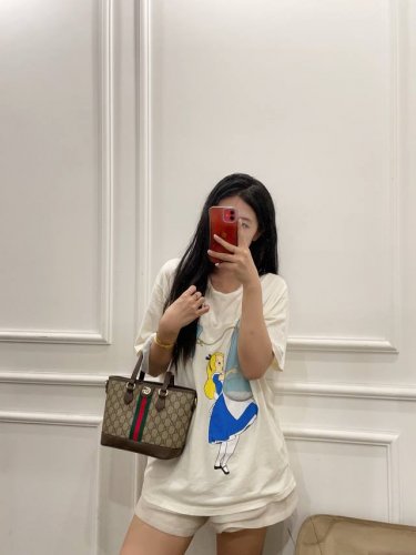 礼盒包装 酷奇托特 Gucci 经典的老花加双G字母 Gucci酷奇Ophidia托特包购物袋 休闲时尚 酷飒十足 红绿条纹融合与一身 浅棕色帆布复古感特别浓郁