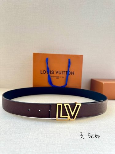特 宽度3.5Cm Lv Attract 双面腰带拥有微弧形边缘和摩登形状末端，再为金属 Lv 搭扣融入螺旋结构。经典色彩和不同纹理呈现两式风尚，实现多种造型可