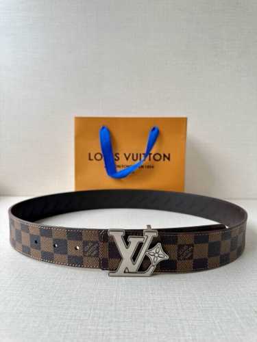 4.0宽Lv Flower 双面腰带取材 Monogram 涂层帆布，借背面皮革的 Lv Flower 压纹彰显 Pharrell Williams 设计的崭新