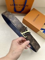 特P170 此款全新Lv首字母腰带更加丰富了2023春夏系列。水波纹凸显细节的精致，理想地搭配日常休闲着装