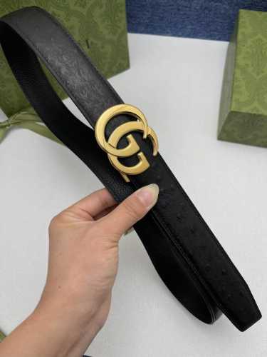 品牌 古驰 Gucci 自动 描述 采用高级Gucci Signature真皮精制而成，触感厚实，饰以双G商标带扣。腰带为意大利尺寸，请在购买前参阅腰带尺寸指南