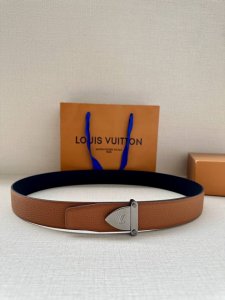 特 Lv 3.4宽 Attract 双面腰带拥有微弧形边缘和摩登形状末端，再为金属 Lv 搭结构。经典色彩和不同纹理呈现两式风尚，实现多种造型可能。