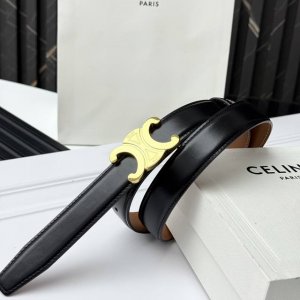 双面腰带，两面均可使用 附赠2个皮革环，配合不同面使用 可拆卸Triomphe搭扣，可搭配其他双面双色皮带 Taurillon皮革和牛皮革 中腰 宽度：1英寸