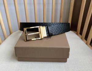 新款 Burberry 巴宝莉专柜同步上新 意大利精制腰带 选用光滑小牛皮面料打造 搭配镀钯金B字型扣环 宽:3.5Cm 精致优雅简单大方
