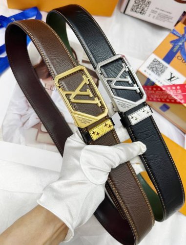 皮带：Lv..路易..威登顶级复刻. 腰带：原单品质百分百头层牛皮，保证真皮。雕花镂空镶钻石设计24K纯钢扣.永不掉色进口原厂小牛皮纹路.油蜡工艺双面两用专柜同