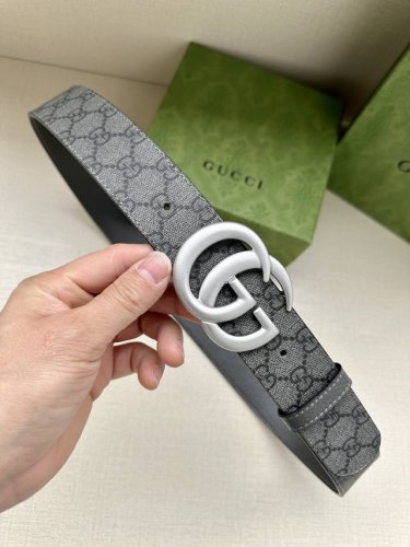 宽度3.8Cm Gucci Gg Marmont系列每一季都会推陈出新，为灵感源于70年代的标志性gg配件注入现代精髓。这款灰色和黑色gg Supreme帆布腰