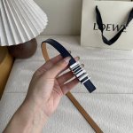 特 Loewe经典牛皮革腰带，亮面Loewe几何腰带扣。宽1.5Cm，Zp开发，细节精致。罗意威这款皮带旁人看到的像是条形码，自己低头看是她的Logo，太喜欢这