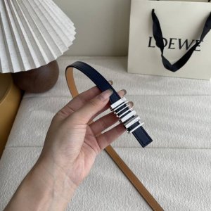 特 Loewe经典牛皮革腰带，亮面Loewe几何腰带扣。宽1.5Cm，Zp开发，细节精致。罗意威这款皮带旁人看到的像是条形码，自己低头看是她的Logo，太喜欢这