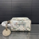 Louisvuitton 路易威登 Lv印花洗漱包袋 手拿包 化妆包 经典百搭 实物拍摄 原厂原版面料 配送防尘袋 礼盒 12 X 22 Cm。