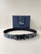 宽度3.5Cm Dior 这款不锈钢金属腰带扣是春季系列新品，展示 Cd Icon 标志和 Oblique Cosmo 图案，致敬 Dior 的经典图案。可与各