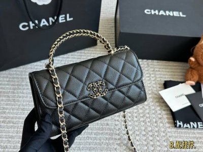 Chanel 25S Kelly银色横版 这一.季一定要买的Kelly横版翻盖的设计复古又时髦、皮穿链交错的手柄绝美了四 亮闪闪Bilingbilinh的色泽+