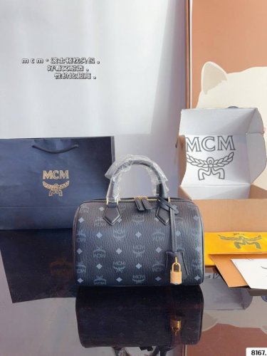 配礼盒 Mcm这季主打就是时尚大Logo Mc 新款24 枕头包！ 真是方便又实用哦！ 这款太啦！ 非常有街头风，酷炫风，男女都可背！尺寸：25*13*16Cm