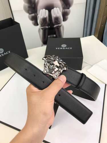 范思哲versace此款时尚的腰带采用粒面小牛皮革精制而成，饰有立体美杜莎搭扣。4.0Cm宽