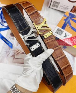 皮带：Lv..路易..威登顶级复刻. DDD 腰带：原单品质百分百进口原厂头层牛皮，保证真皮。雕花镂空工艺.真空电镀.永不掉色.24K纯钢扣鳄鱼皮纹路双面可用专