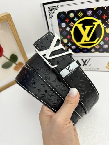 品名：Lv..路易..威登原单 材质：原单牛皮腰带 百分百头层牛皮腰带保证真皮，24K纯钢扣，专柜原单品质、做工精细，时尚大牌，送人自用首选 包装： 请认准如图