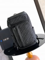正品开模 市场最高版本 这款 Rider Soft 拉链双肩是二零二五秋季系列新品，兼具时尚设计与实用功能。采用黑色 Oblique 印花面料等材质精心制作，饰