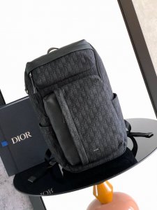 正品开模 市场最高版本 这款 Rider Soft 拉链双肩是二零二五秋季系列新品，兼具时尚设计与实用功能。采用黑色 Oblique 印花面料等材质精心制作，饰