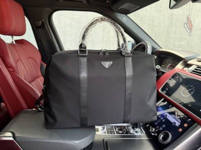 高端货 最新款 “ Prada ”普拉达公文包普拉达手提斜挎包 字母Logo徽标可调节肩带Saffiano皮革邮差包单肩斜挎包 男款 黑色 尼龙和Saffian