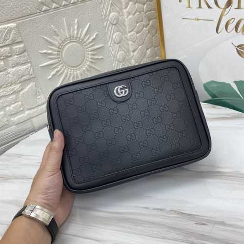 Gg印花压纹邮差包，经典旅行配件采用全新配色在 古驰爱的进行曲 系列中焕新演绎。Gg皮革将柔软质感与通体品牌标识压花相结合，运用不同纹理打造出微泛光泽的表面质感
