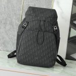这款 Dior 8 双肩背包是二零二四夏季男装系列新品，搭配翻盖设计，致敬美妙的户外和 Dior 的时尚风范。采用米色和黑色 Oblique 印花面料精心制作。
