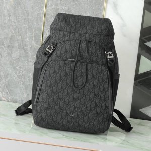 这款 Dior 8 双肩背包是二零二四夏季男装系列新品，搭配翻盖设计，致敬美妙的户外和 Dior 的时尚风范。采用米色和黑色 Oblique 印花面料精心制作。